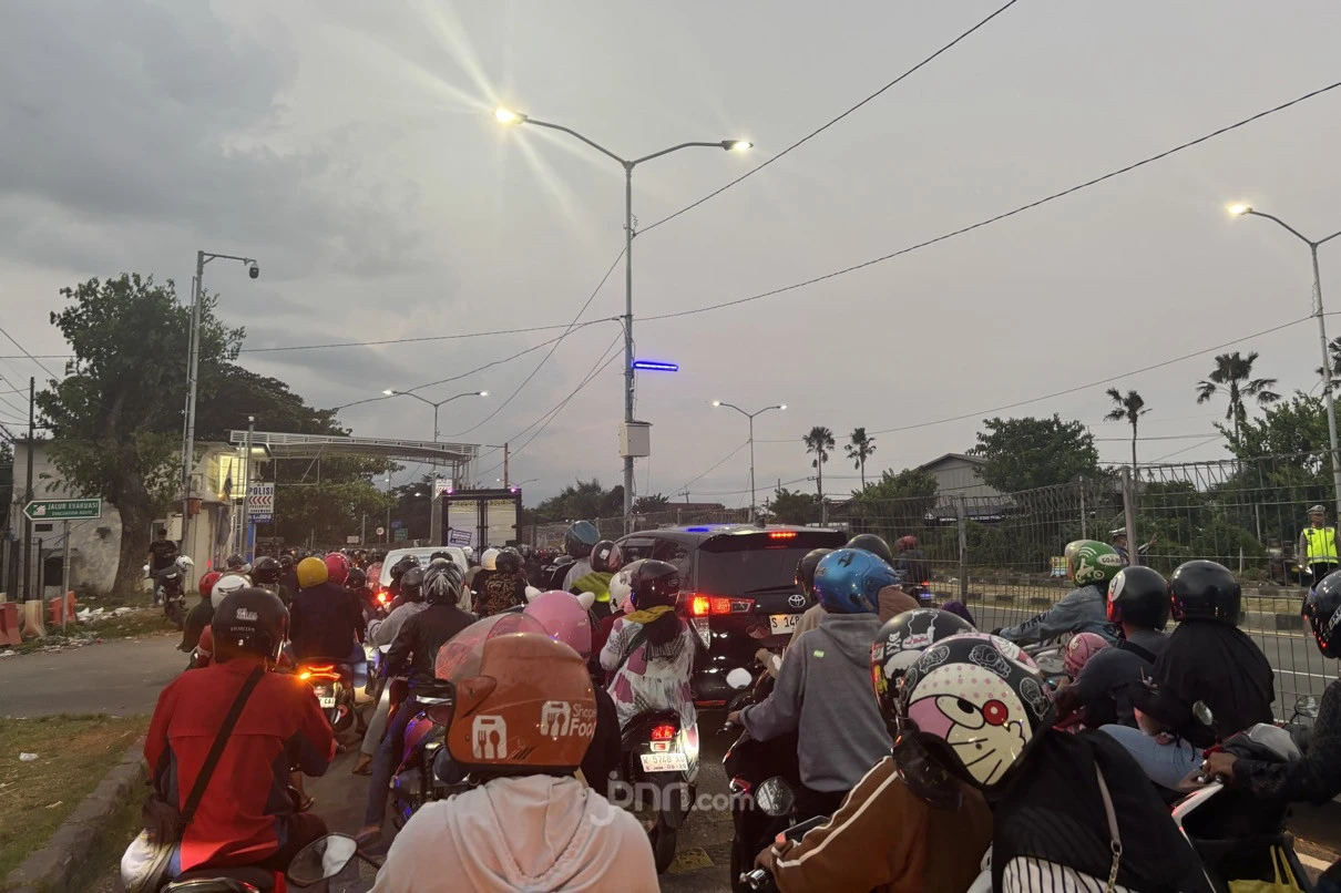 Tradisi Toron Iduladha, Ribuan Masyarakat Padati Jembatan Suramadu