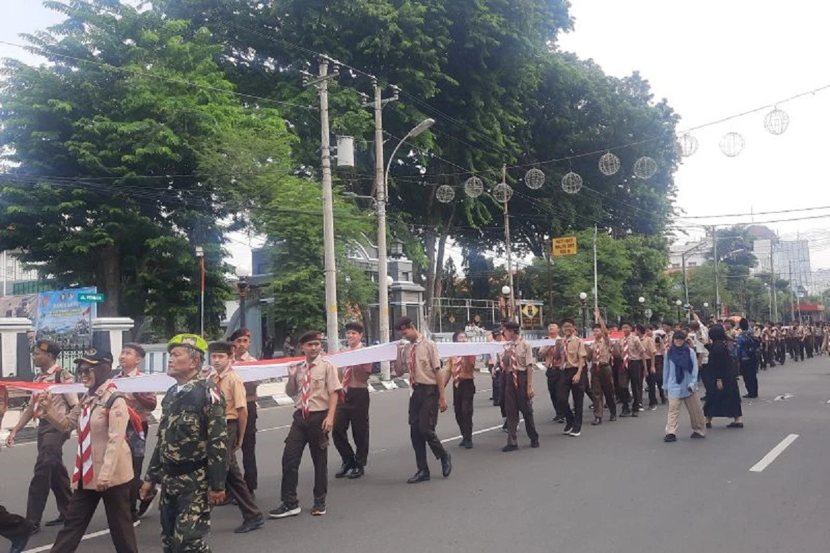 Bendera Sepanjang 1.945 Meter Kibarkan Semangat Perjuangan Pahlawan di Semarang