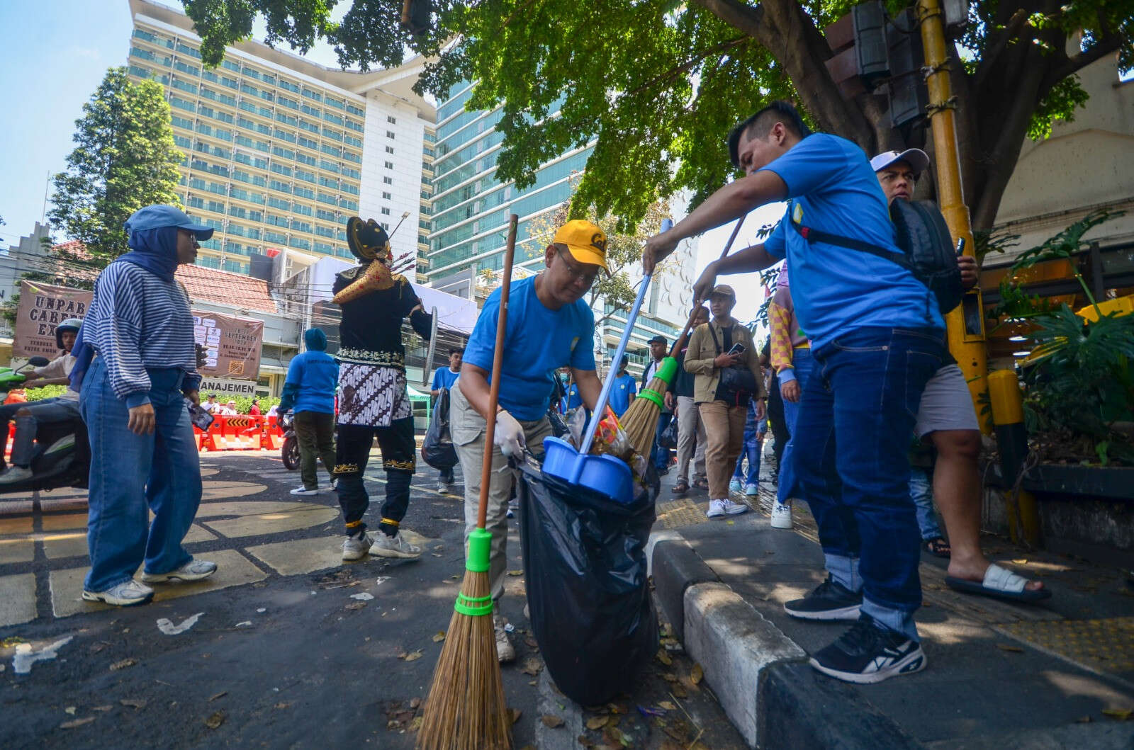 Seusai Pawai Kendaraan Hias, Kang Arfi Bebersih dan Menyapu Bareng Warga Kota Bandung