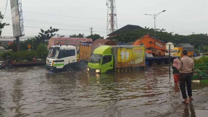 Banjir 50 Cm di Pantura Kaligawe, Arus Lalu Lintas Dialihkan ke Jalan Woltermonginsidi