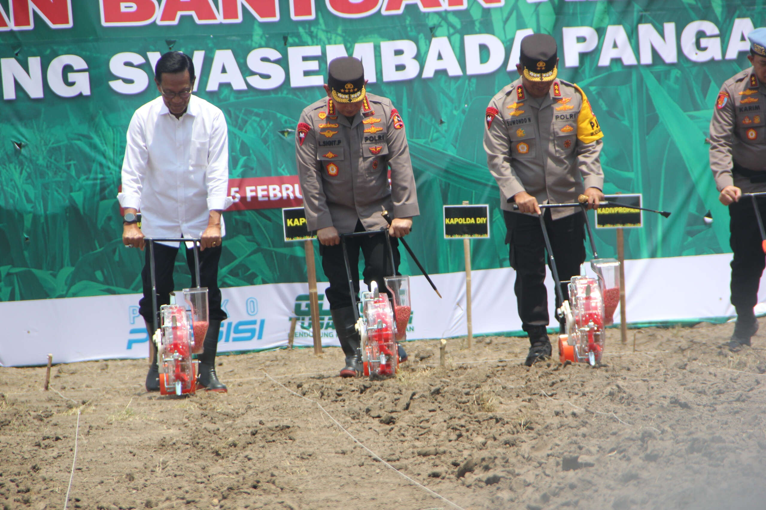 Sultan HB X Mendampingi Kapolri Tanam Jagung di Bantul