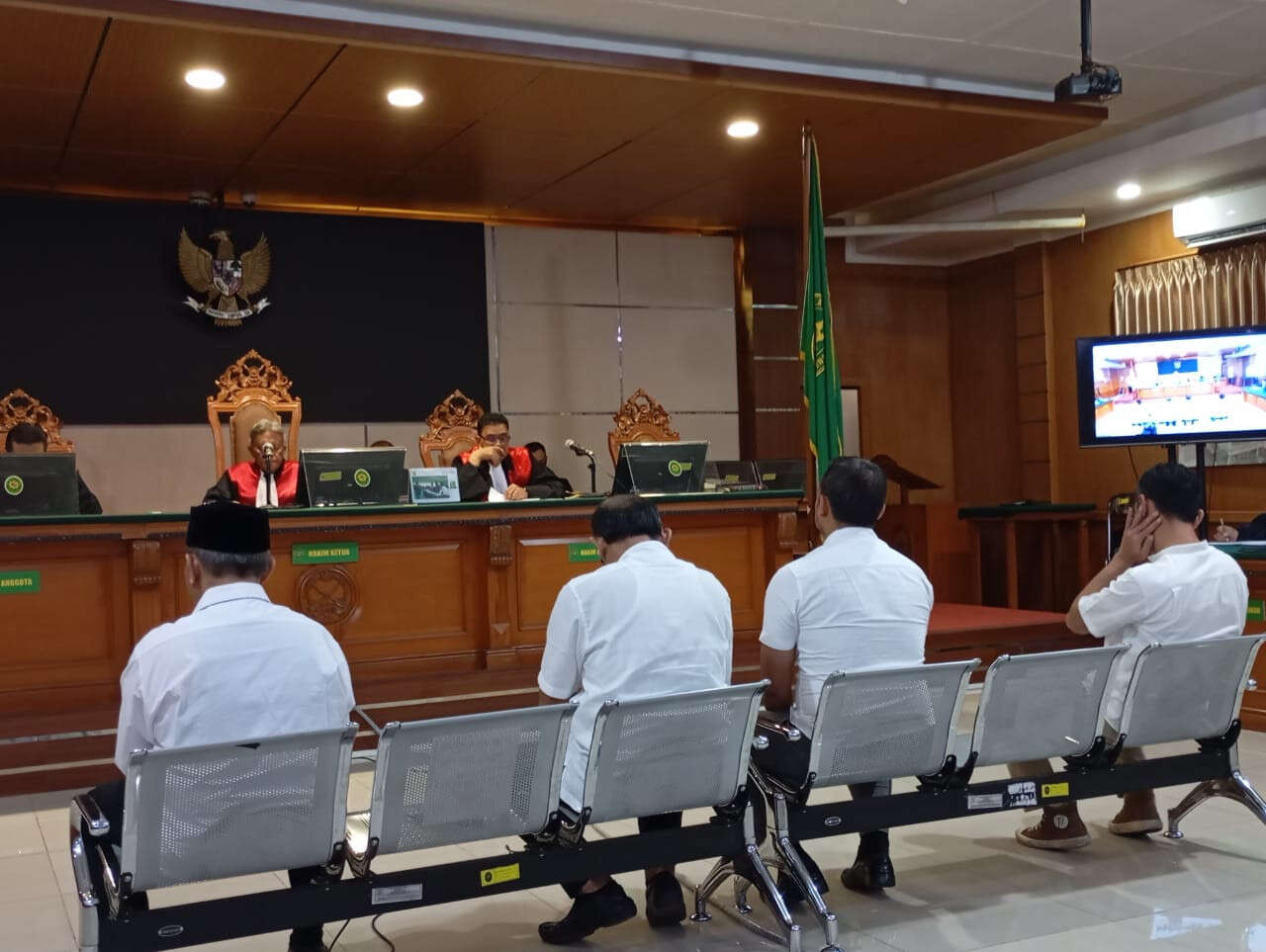 Ema Sumarna Menjalani Sidang Perdana Dugaan Korupsi Pemkot Bandung