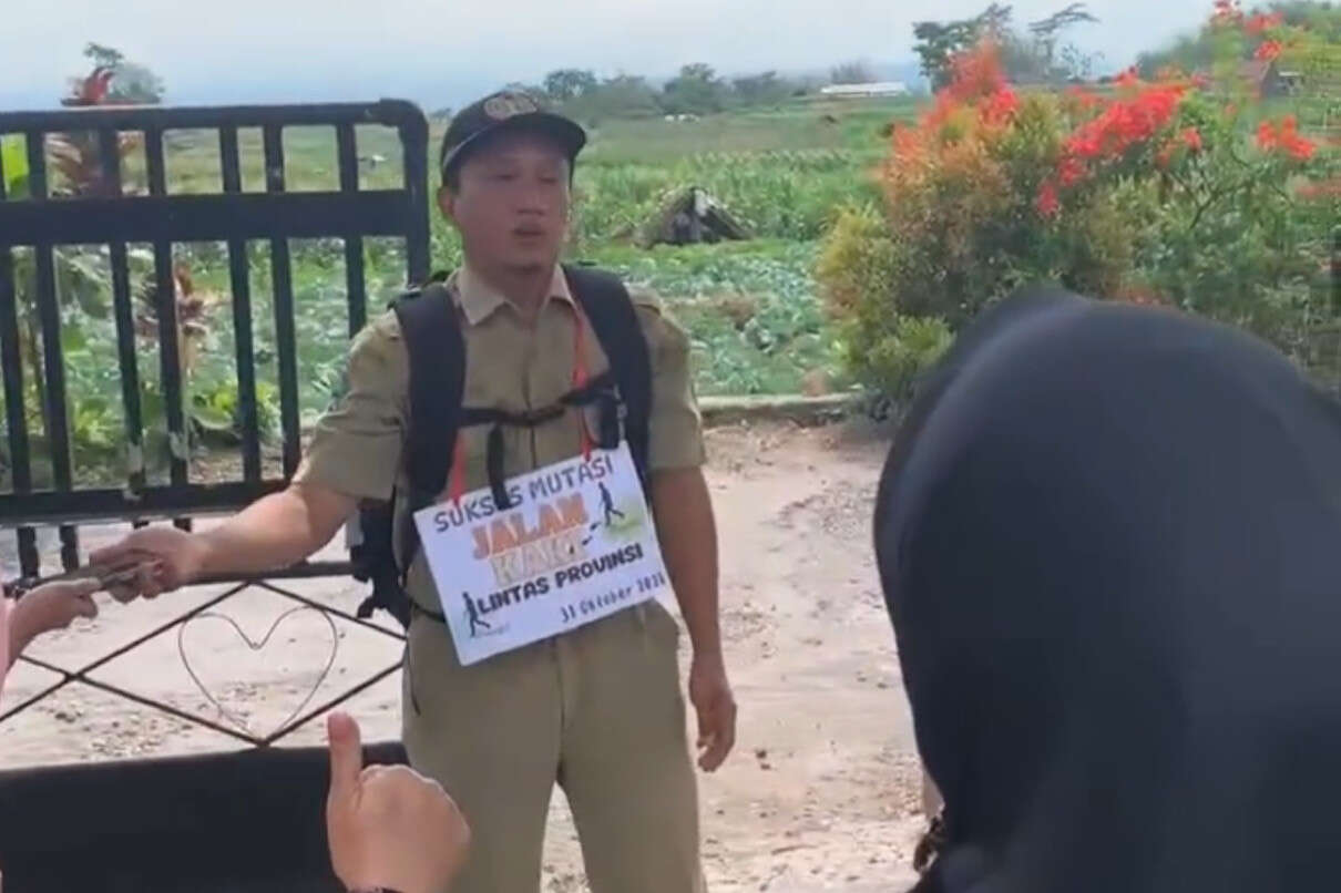 Dimutasi ke Kota Asal, Guru di Magetan Nazar Jalan Kaki Menuju Wonogiri