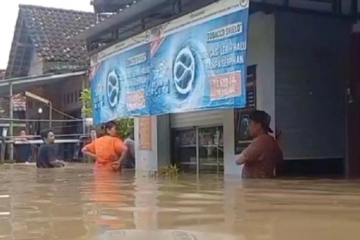 Jombang Diterjang Banjir, Rumah Warga Terendam Hingga 2 Meter