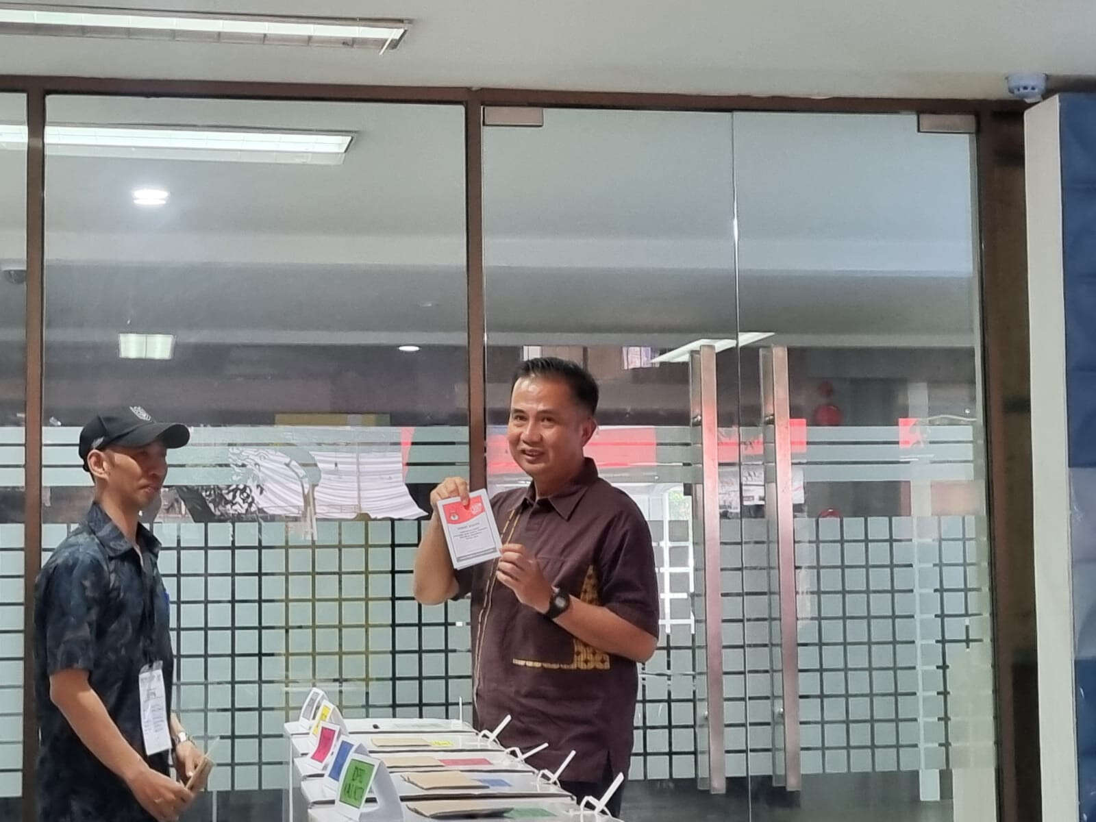 Bey Machmudin Enggan Dapat Prioritas Memilih, Ikut Mengantre Bareng Warga di TPS 15 Kacapiring