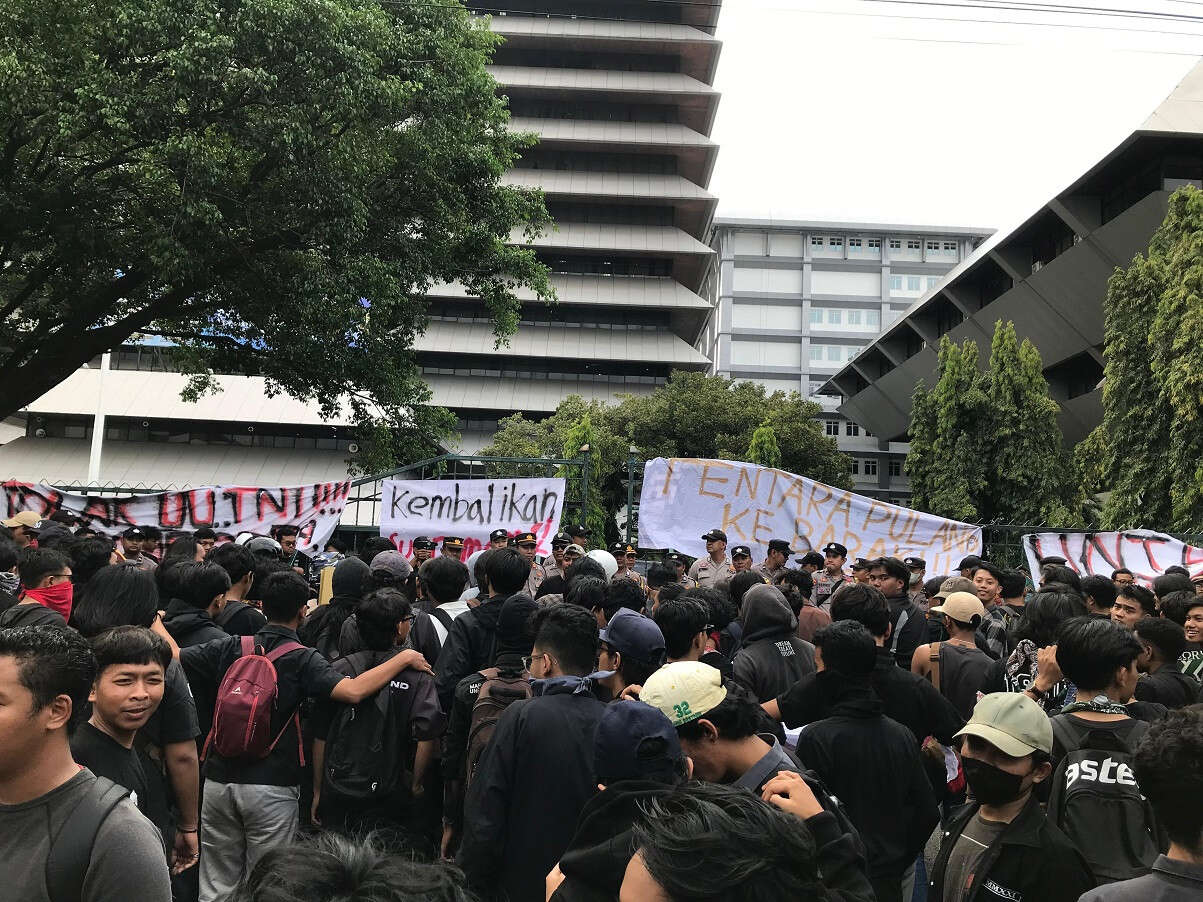 Demo Tolak UU TNI di Semarang Sempat Memanas, 4 Mahasiswa Ditangkap Polisi