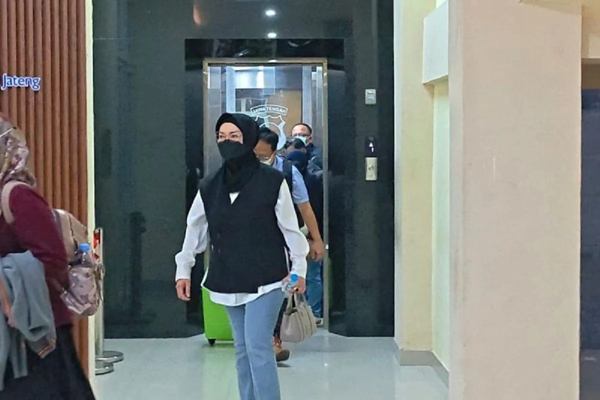 Setelah Subuh, Bupati Sukoharjo Keluar dari Mapolresta Surakarta, KPK Bawa 6 Koper