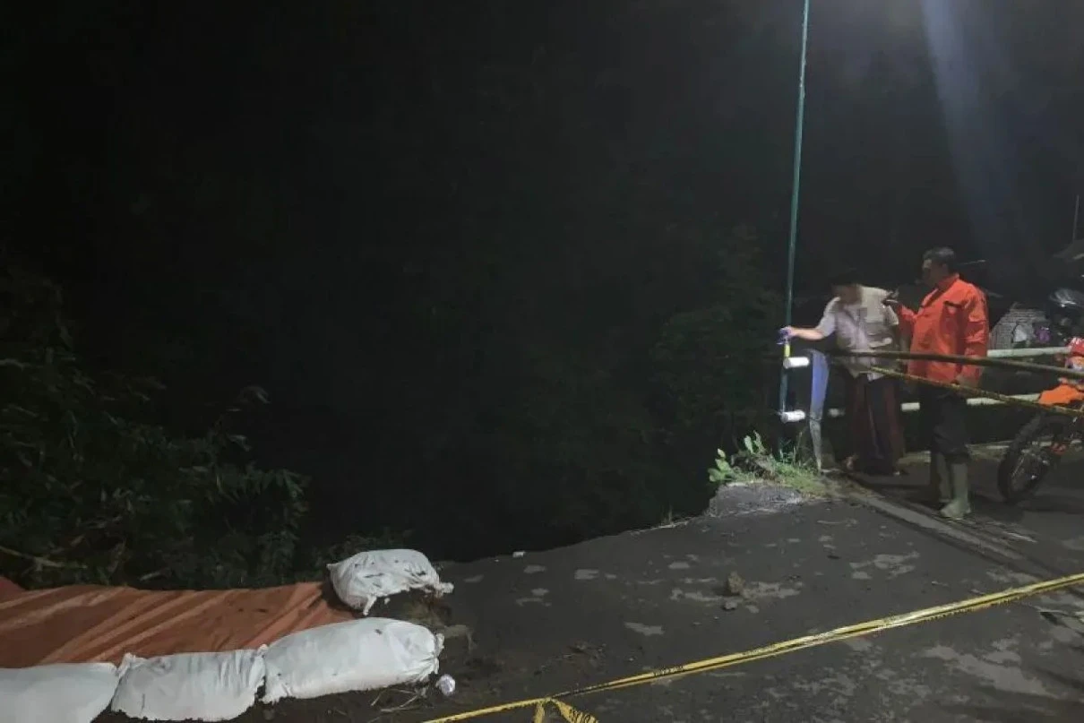 Talud Ambles, Akses Jalan Antardesa di Karangrejo Tulungagung Ditutup