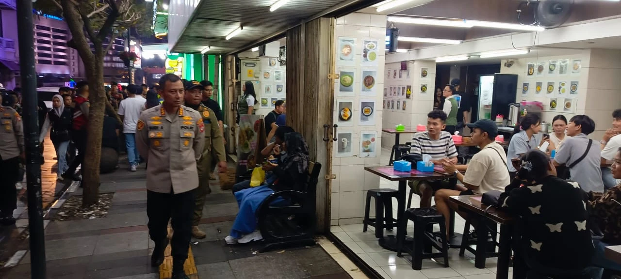 Polrestabes Bandung dan Satpol PP Lakukan Sosialisasi Jam Malam di Kawasan Braga