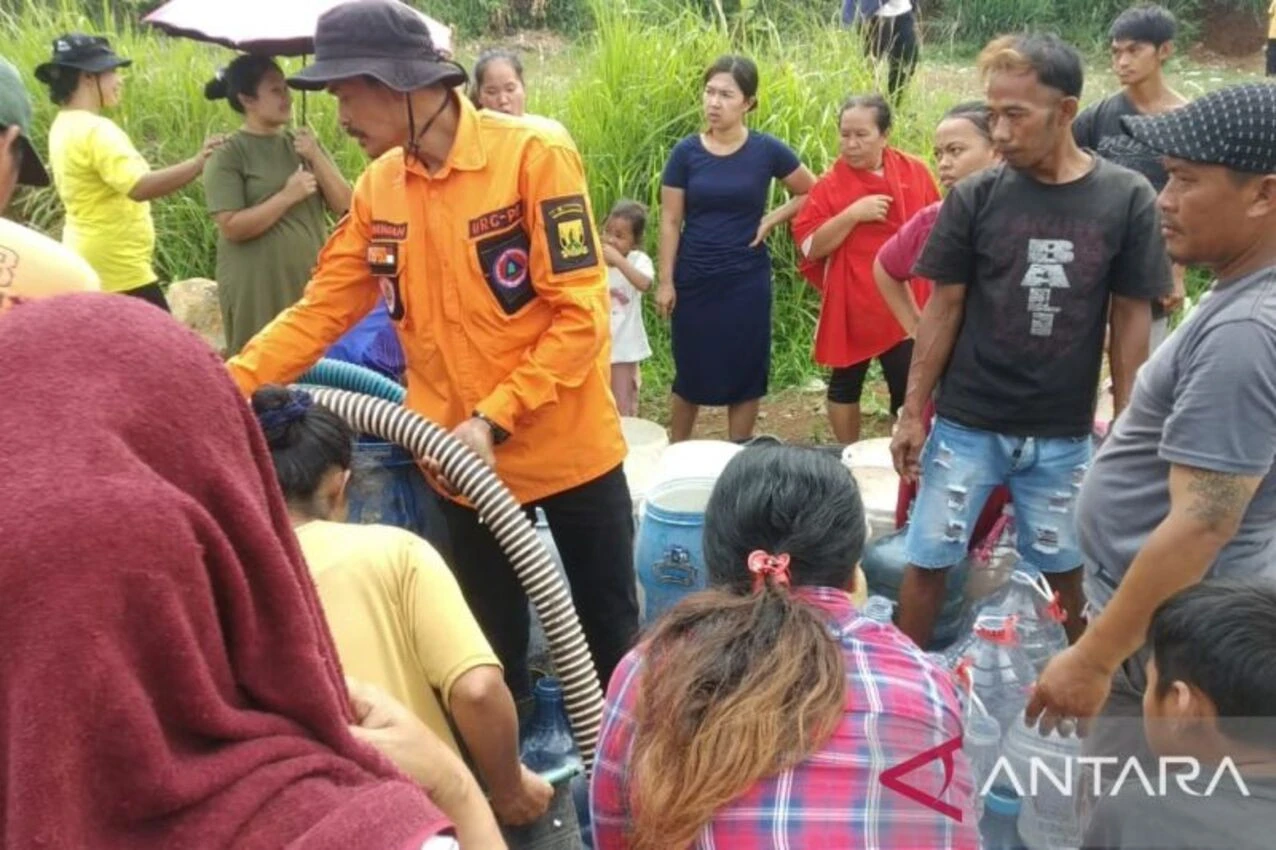BPBD Salurkan 10 Ribu Liter Air Bersih Kepada Warga Sekitar Proyek Pembangunan Tol Bocimi Seksi 3