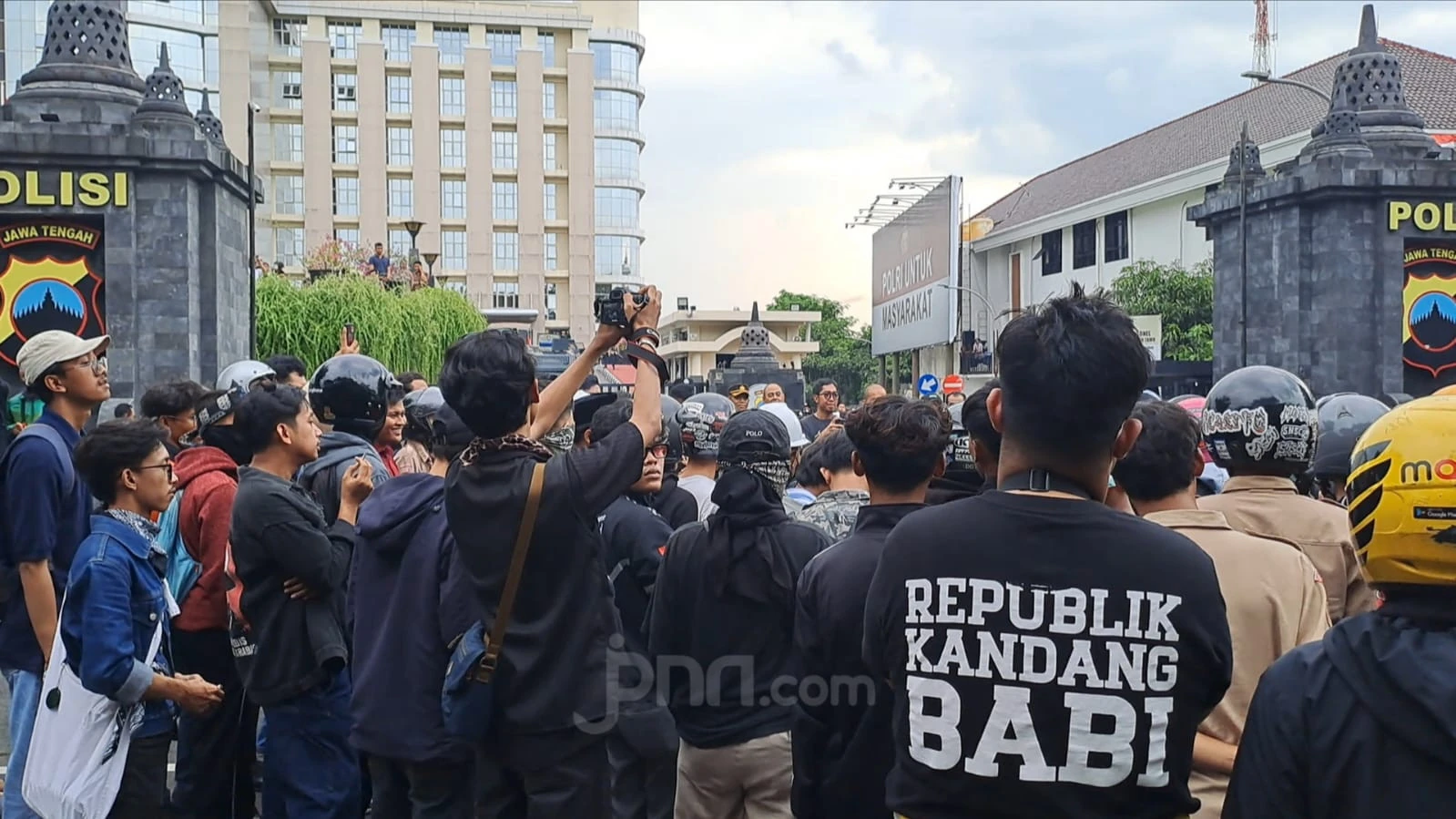64 Orang Terluka Akibat Demo Anarkis di Jawa Tengah