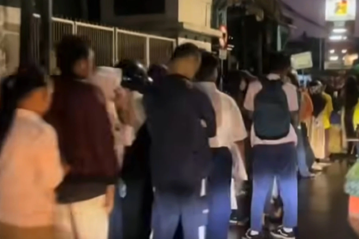 Viral Wali Murid di Surabaya Antre Ambil PIN SPMB Sejak Dini Hari