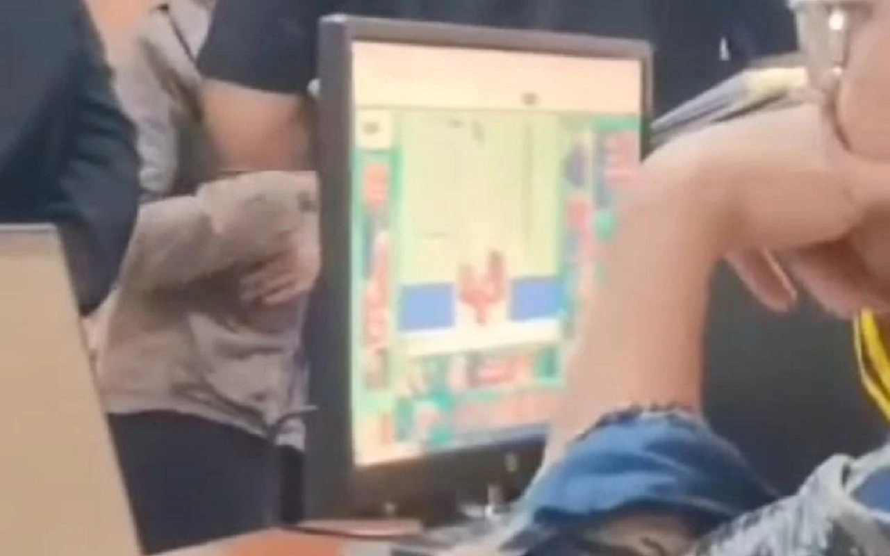 Warga Mengantre, Petugas Disdukcapil Semarang Diduga Main Game, Begini Klarifikasinya