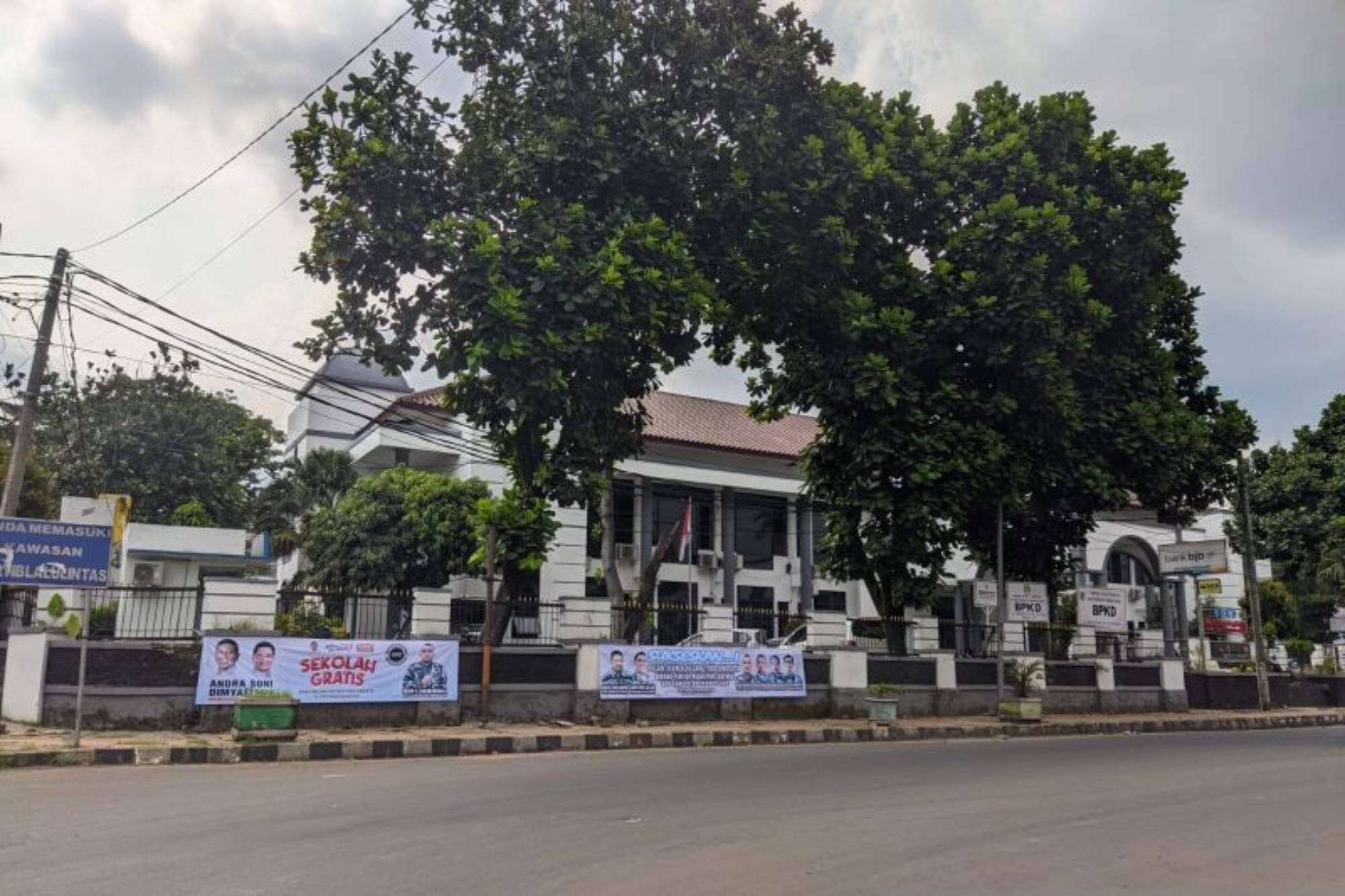 Spanduk Cagub Banten Terpasang di Kantor Pemerintah