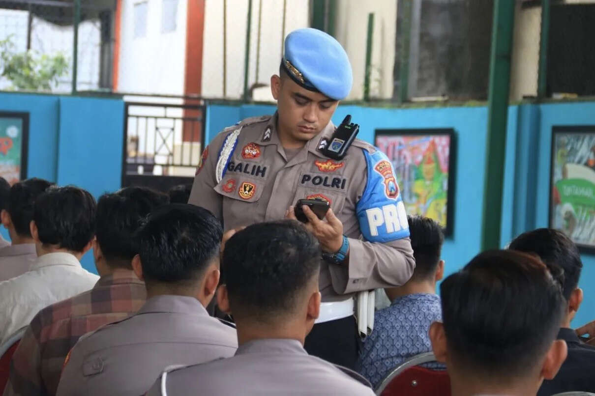 Cegah Anggota Terjerumus Judi Online, Polisi di Malang Cek Ponsel Personel Berkala