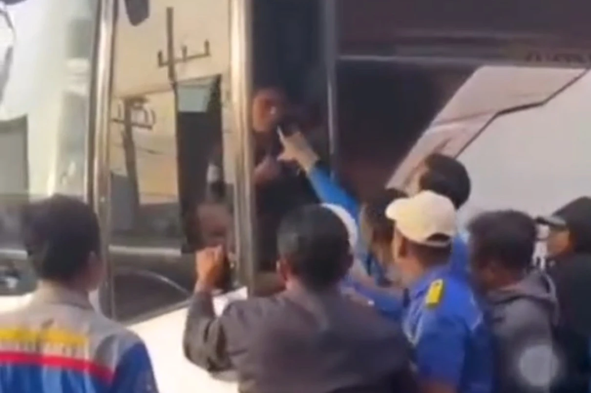 Viral Aksi Rebutan Penumpang di Terminal Caruban, 2 Kru Bus Nyaris Baku Hantam