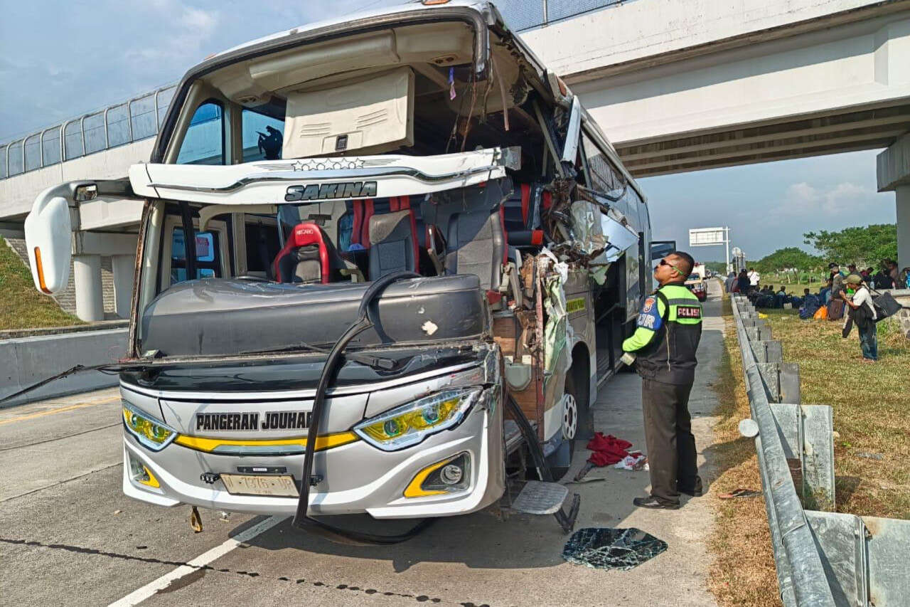 Bus Rombongan Pekerja Tabrak Truk Tangki di Tol Solo-Kertosono, 7 Orang Terluka