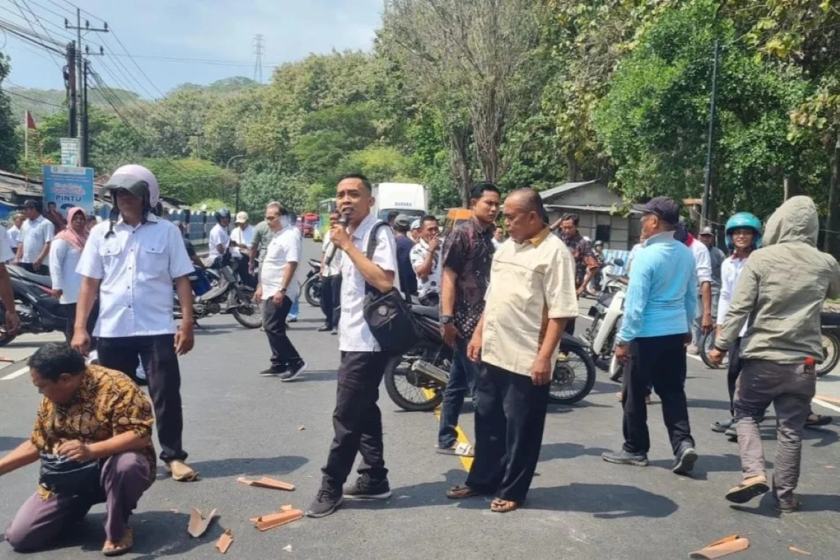 32 Tahun Kerja Tiba-Tiba Dipecat, Karyawan Wisata Situbondo Protes Tutup Jalan
