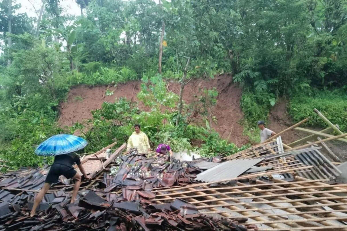 Longsor Saat Hujan Deras, Sejumlah Rumah Warga di Pacitan Rusak