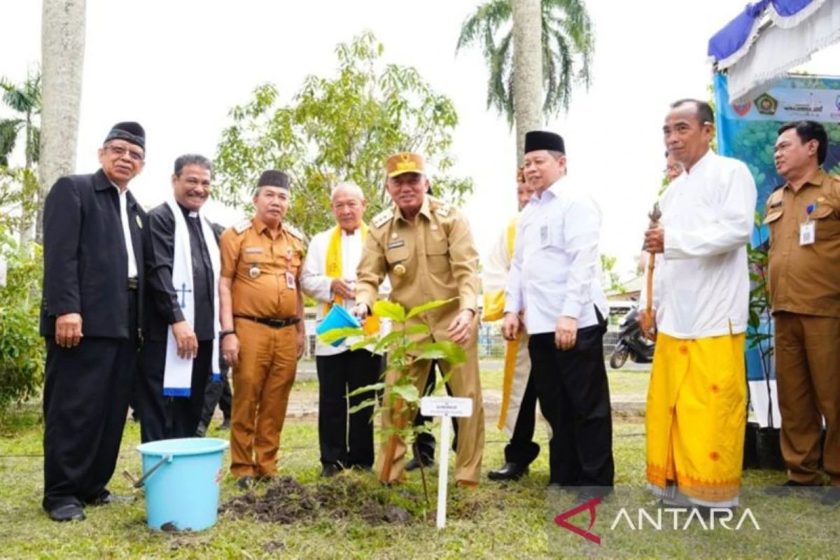 Kemenag Kalsel Ikut Berpartisipasi dalam Gerakan Menanam Satu Juta Pohon