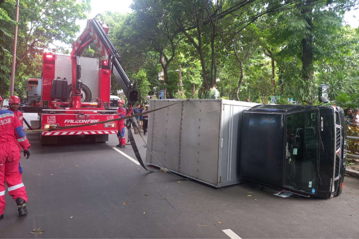 Mobil Boks Terguling di Depan Taman Prestasi Surabaya