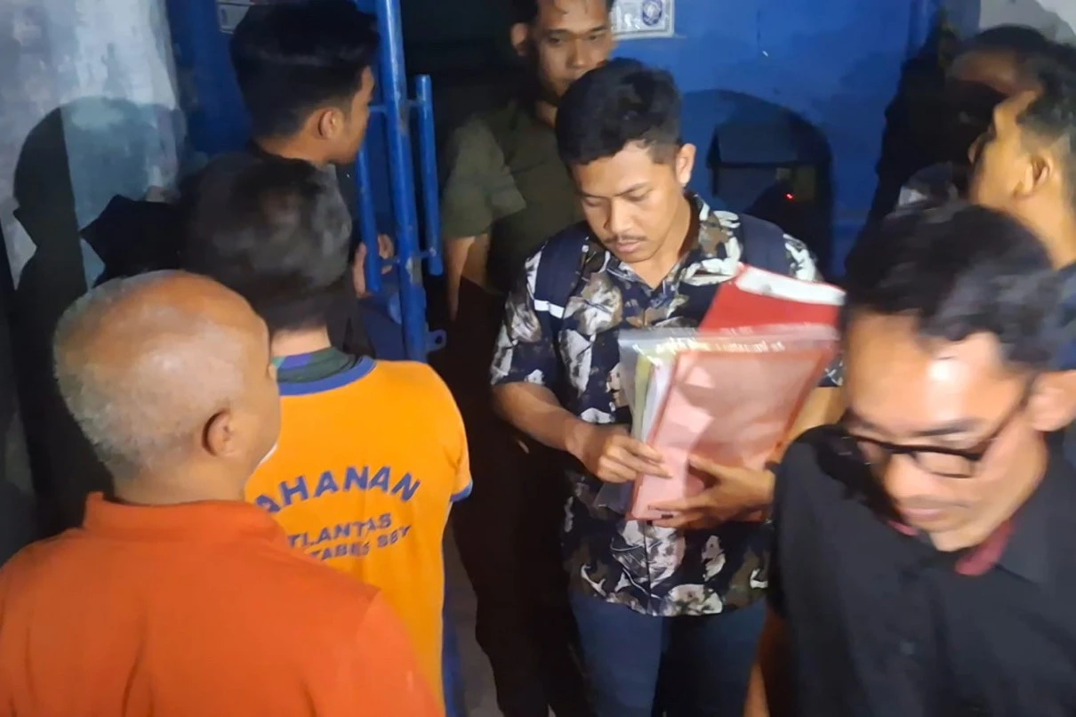 Polisi Bawa Sejumlah Dokumen Seusai Geledah Gudang CV Sentoso Seal