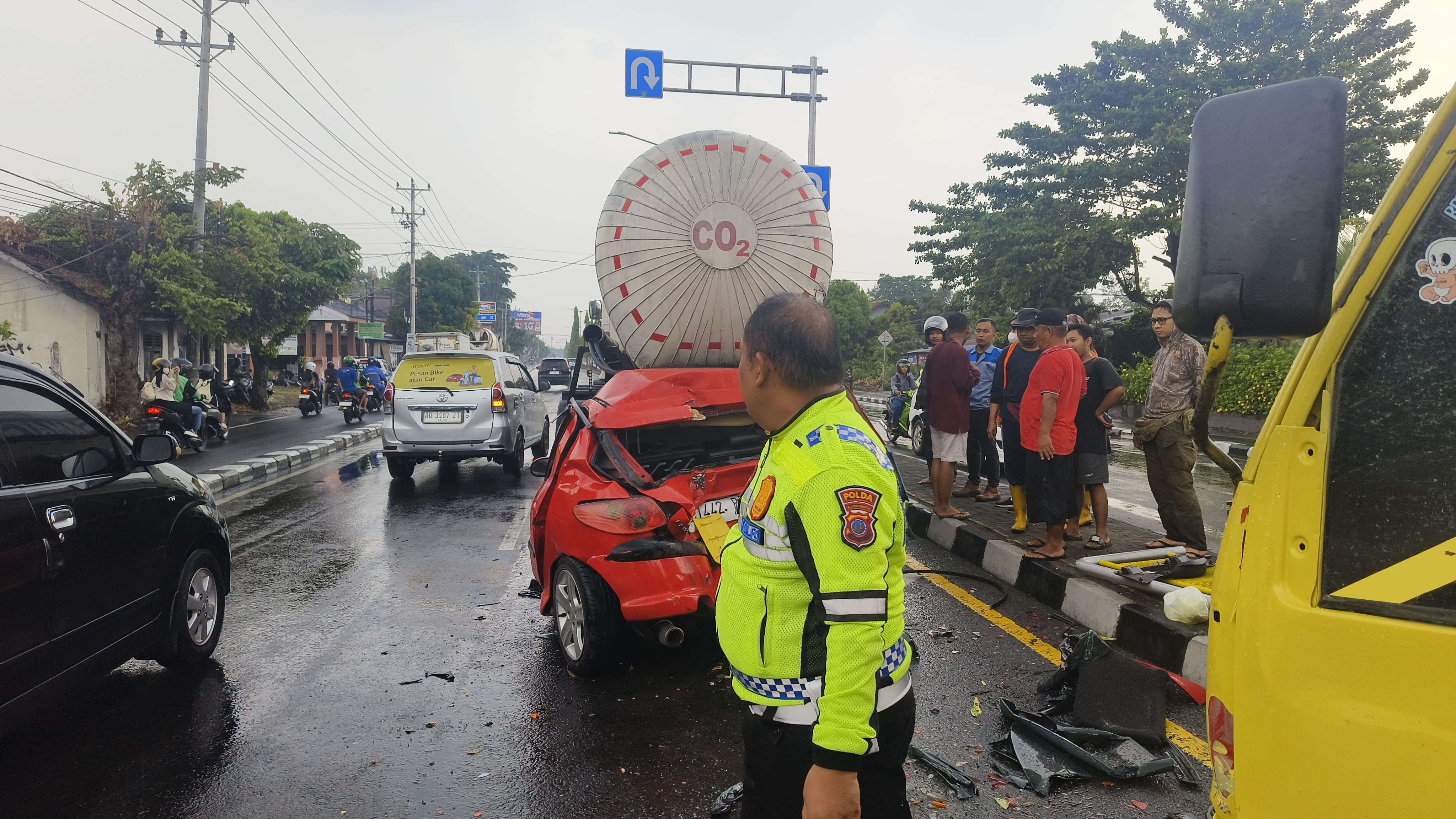 Tabrakan Beruntun dengan Truk, Mobil di Sleman Ringsek