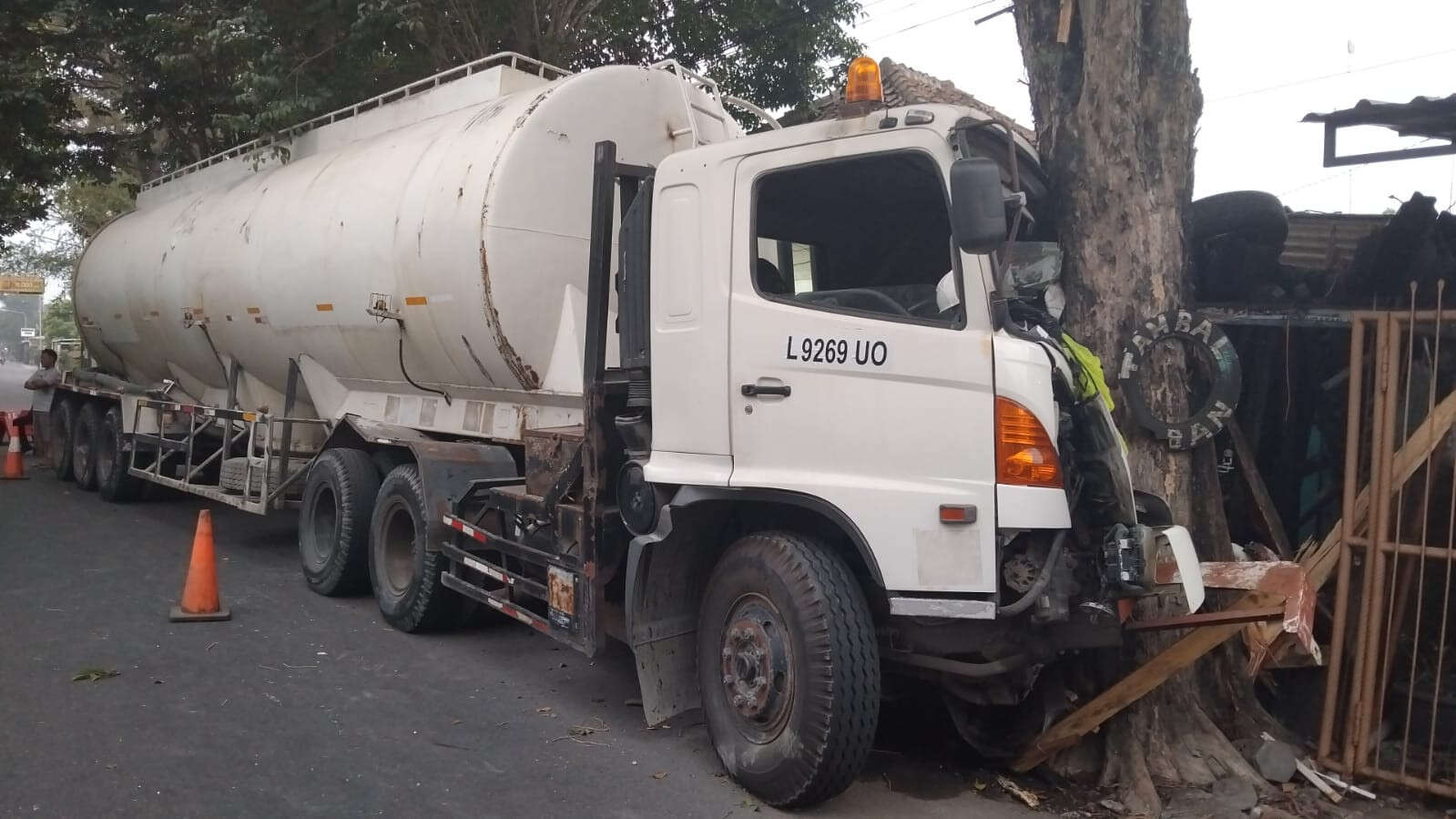 Sopir Mengantuk, Tronton Oleng Tabrak Rumah Warga Bantul