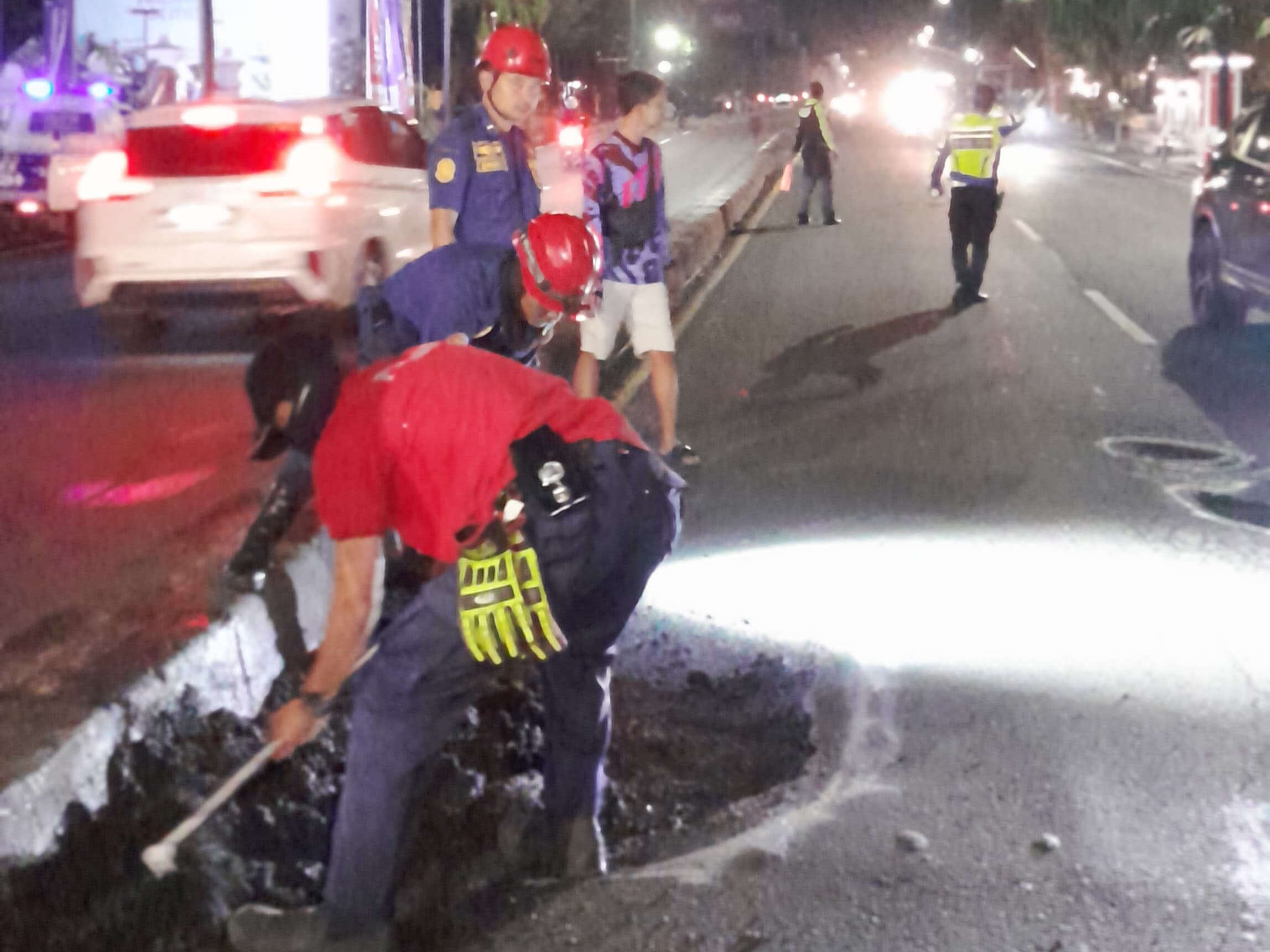 Banyak Kecelakaan, Damkar Tambal Jalan Berlubang di Semarang