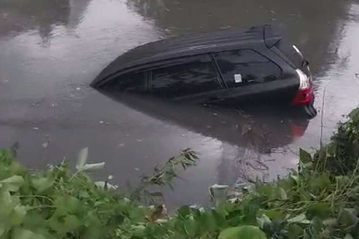 Hujan & Angin Kencang di Surabaya Juga Sebabkan Mobil Terseret ke Sungai