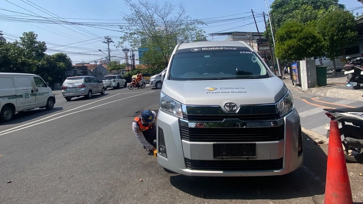 Dishub Semarang Bertindak, Mobil Travel yang Parkir Liar Digembok