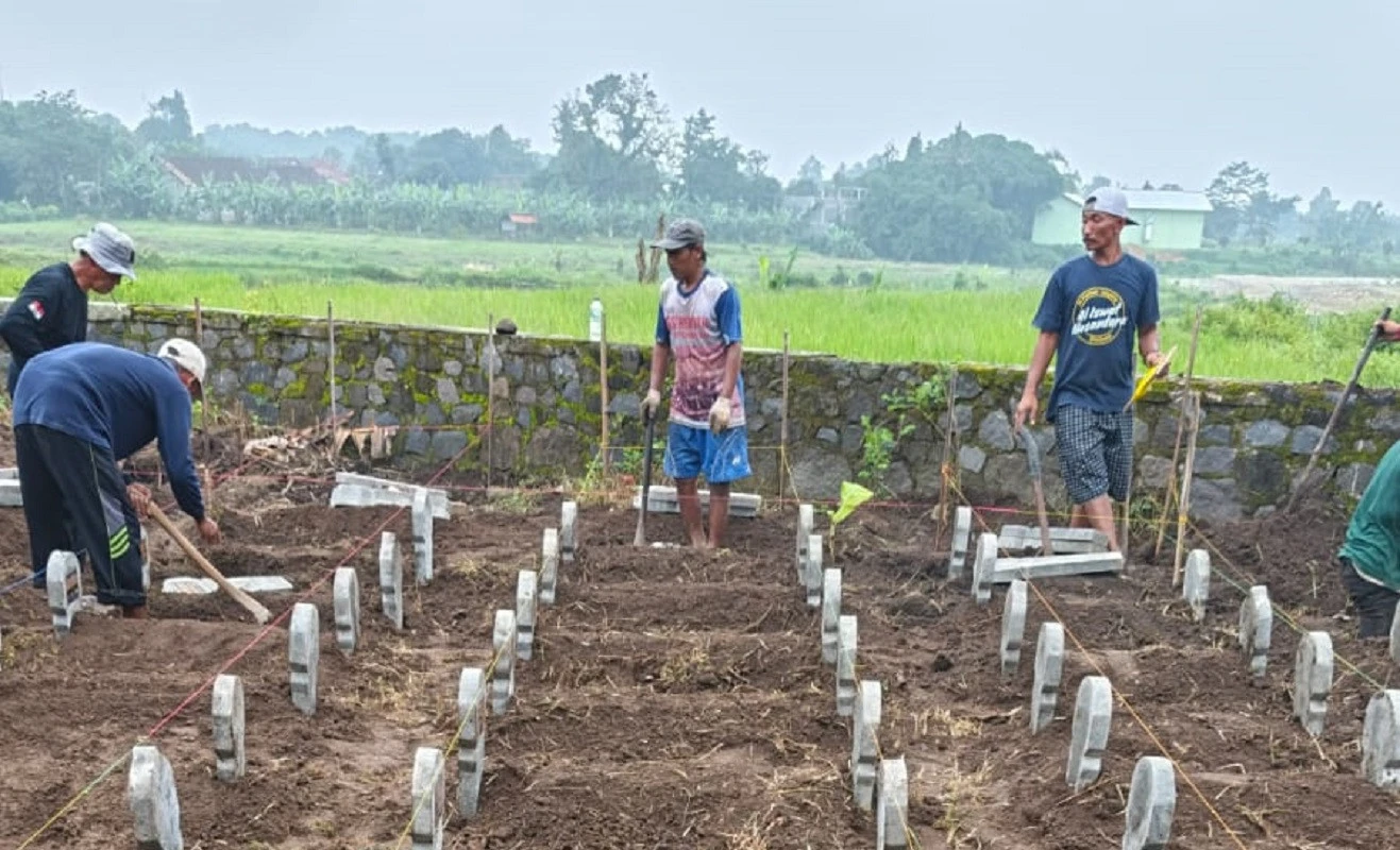 Cerita Mereka yang Menghidupi Keluarga dari Memindahkan Makam