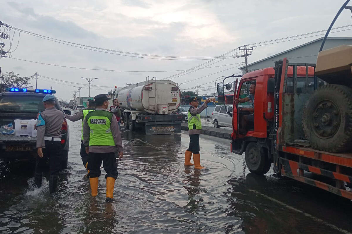 Aksi Polisi di Demak, Berbagi Takjil di Jalan Pantura Terdampak Rob