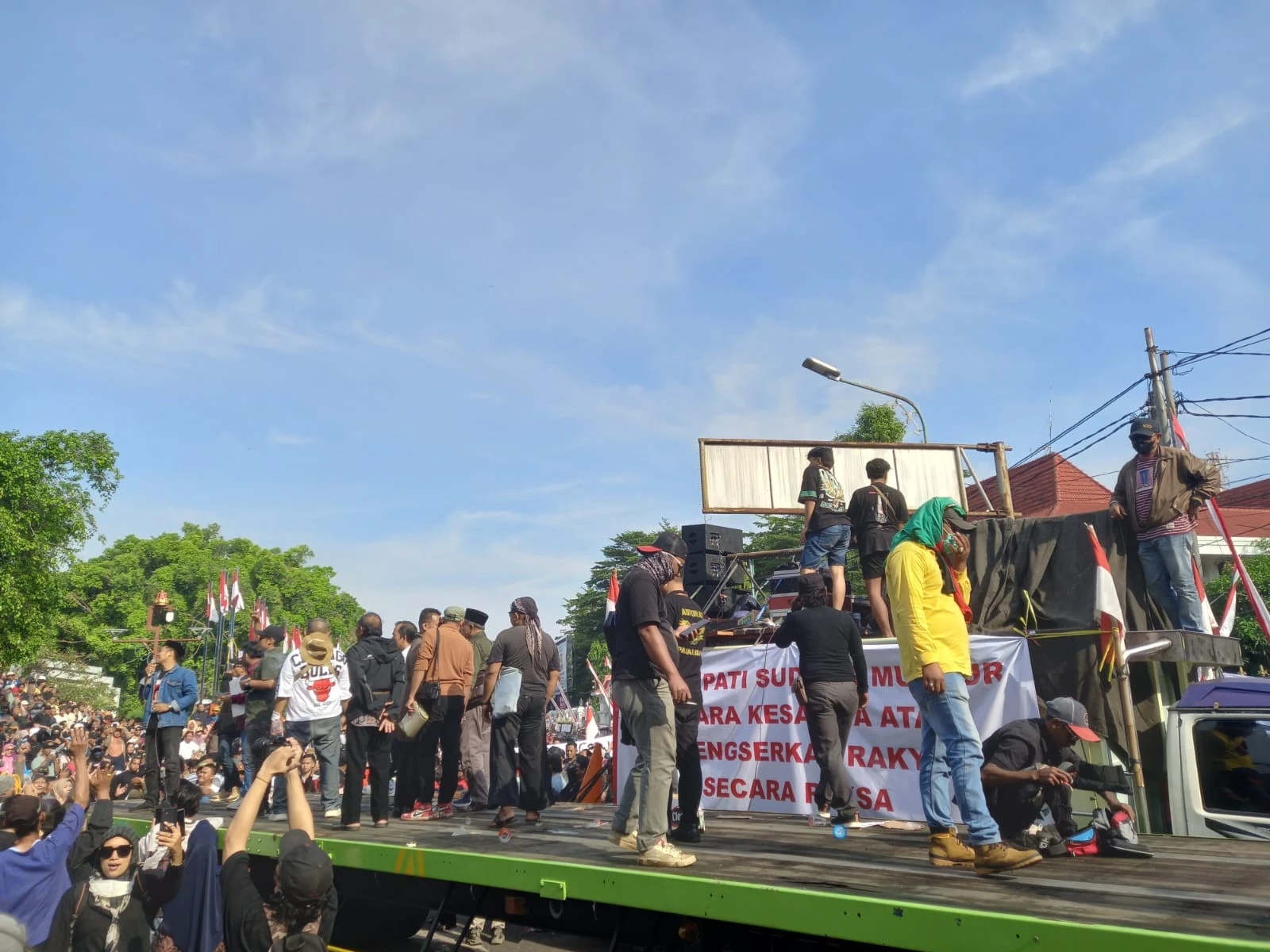 Kondisi Terkini Demo di Pati: Gelombang Massa Kepung Kantor Bupati, Lengserkan Sudewo Menggema