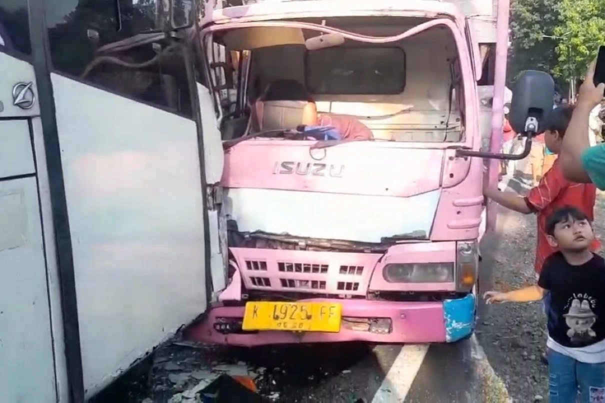 Ugal-Ugalan, Bus Mira Adu Banteng dengan Truk Muatan Kayu di Ngawi