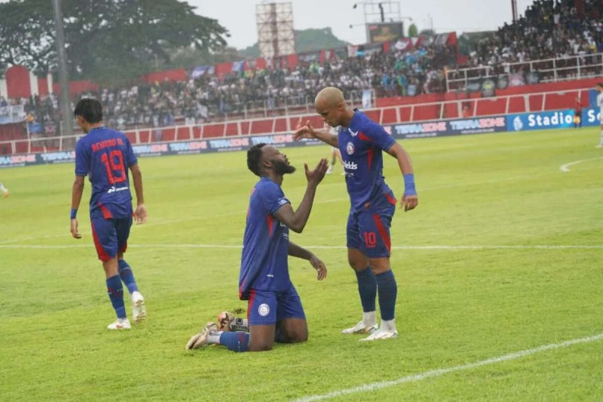 Tumbang di Kandang dari Persib Bandung, Pelatih Arema FC Minta Maaf ke Aremania