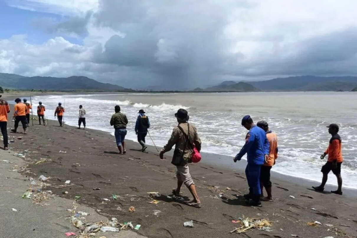 Nelayan di Jember Hilang Saat Cari Ikan di Pantai Payangan, Perahu Terhantam Ombak