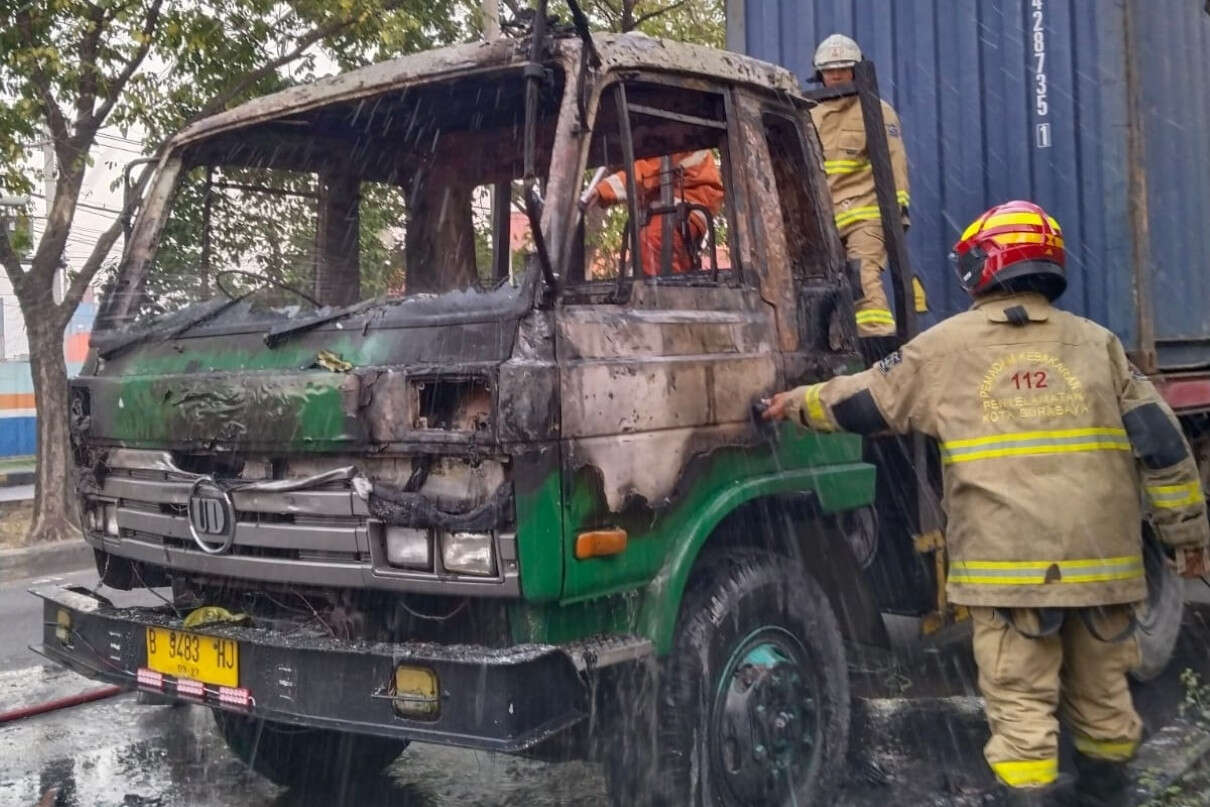 Ditinggal Sopir ke Warung, Truk Kontainer di Perak Surabaya Hangus Terbakar