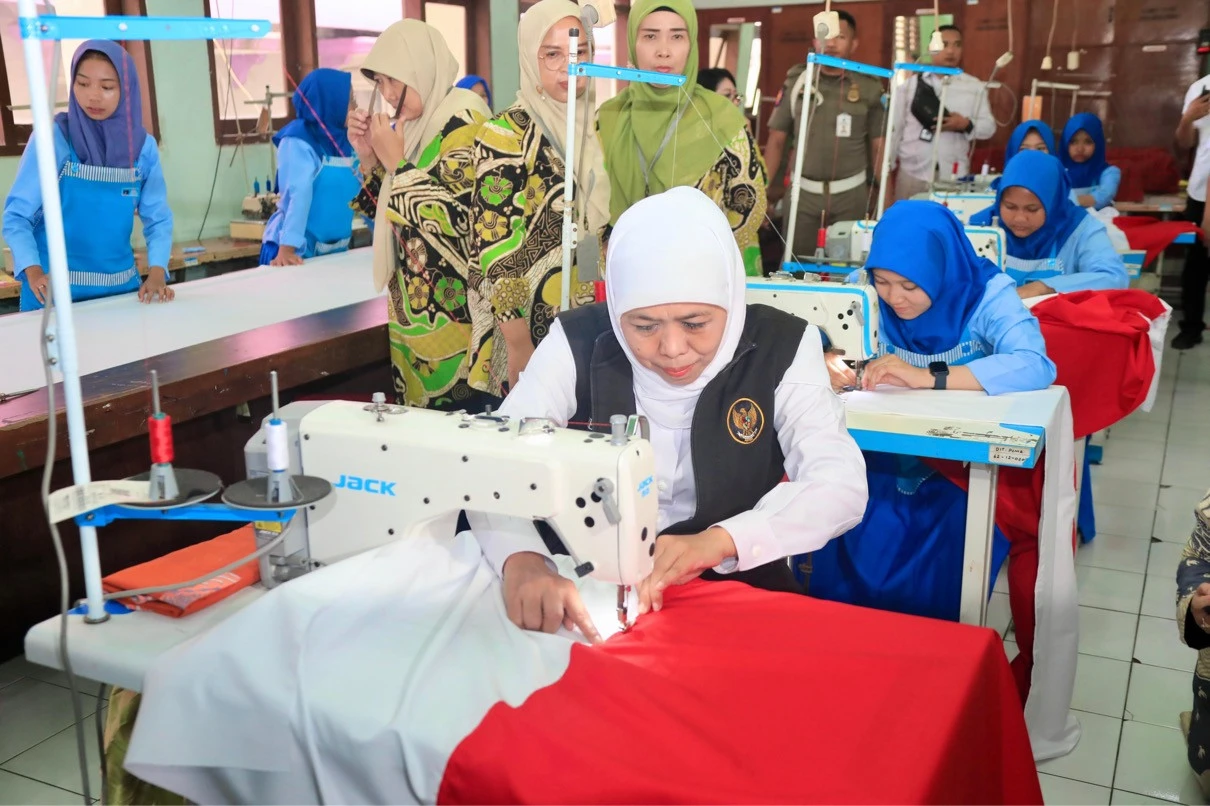 Ribuan Pelajar Jatim Jahit 80 Ribu Bendera Merah Putih, Bidik 3 Rekor MURI