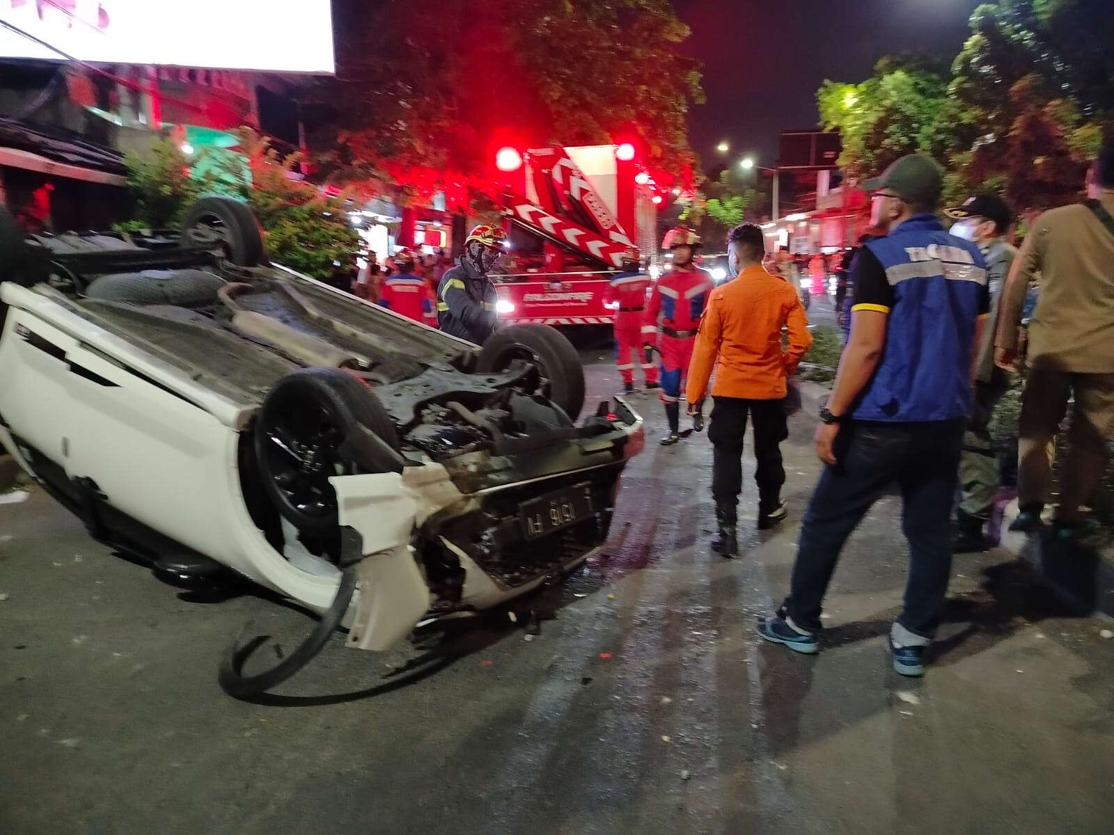 Mengantuk, Mobil Dikemudikan Anak di Bawah Umur Terbalik di Kranggan Surabaya