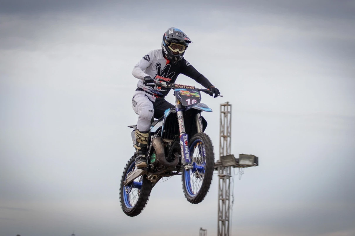 Pebalap Motocross Adu Cepat di Trial Game Dirt Sidoarjo, Jumping 3 Meter Jadi Tantangan