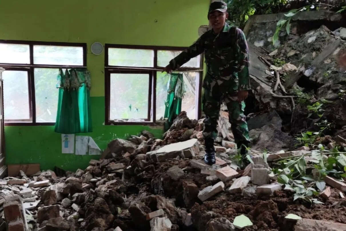 Terdampak Longsor, Puluhan Siswa SD di Trenggalek Belajar di Emperan Masjid