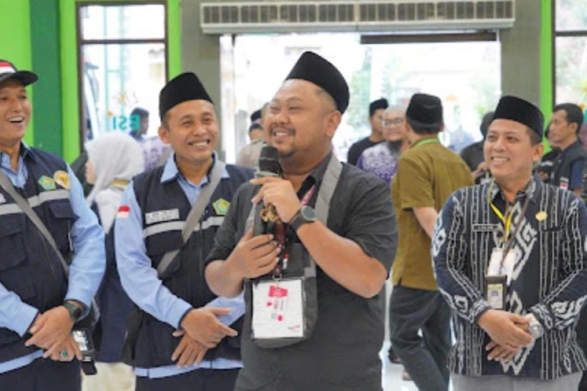 Bupati Gresik Jadi Petugas Haji Dampingi Kloter 21