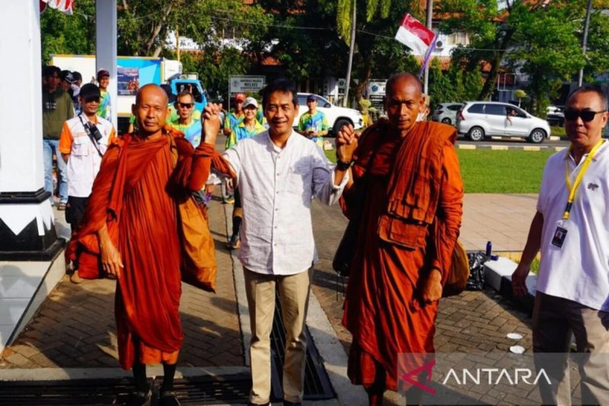 36 Biksu Thudong Singgah di Batang, Wabup Suyono Minta Doa