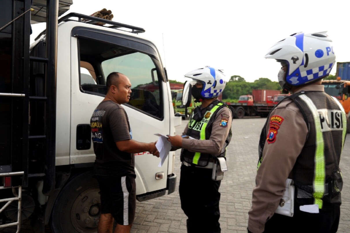 Langgar Jam Operasional, 11 Pengemudi Truk di Gresik Ditilang Polisi