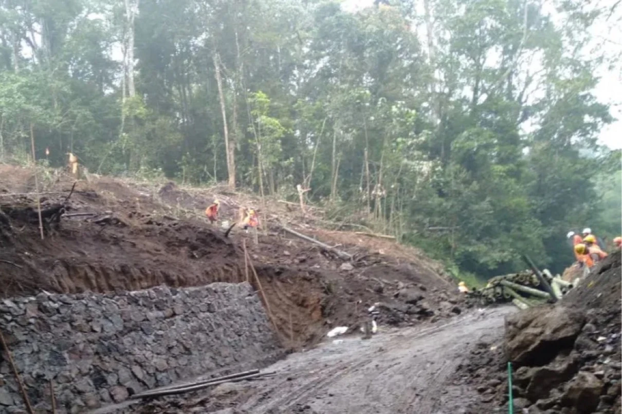 Jalur Pacet-Cangar yang Sempat Longsor Memakan Korban Jiwa Sudah Dibuka 24 Jam