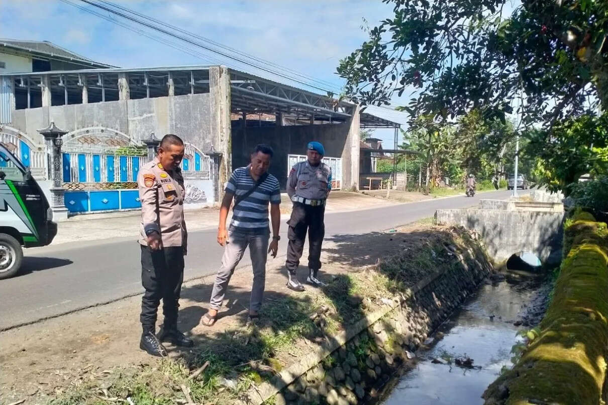 Bersih-Bersih Rumput, Warga Kediri Digegerkan Penemuan Bayi Tewas di Selokan