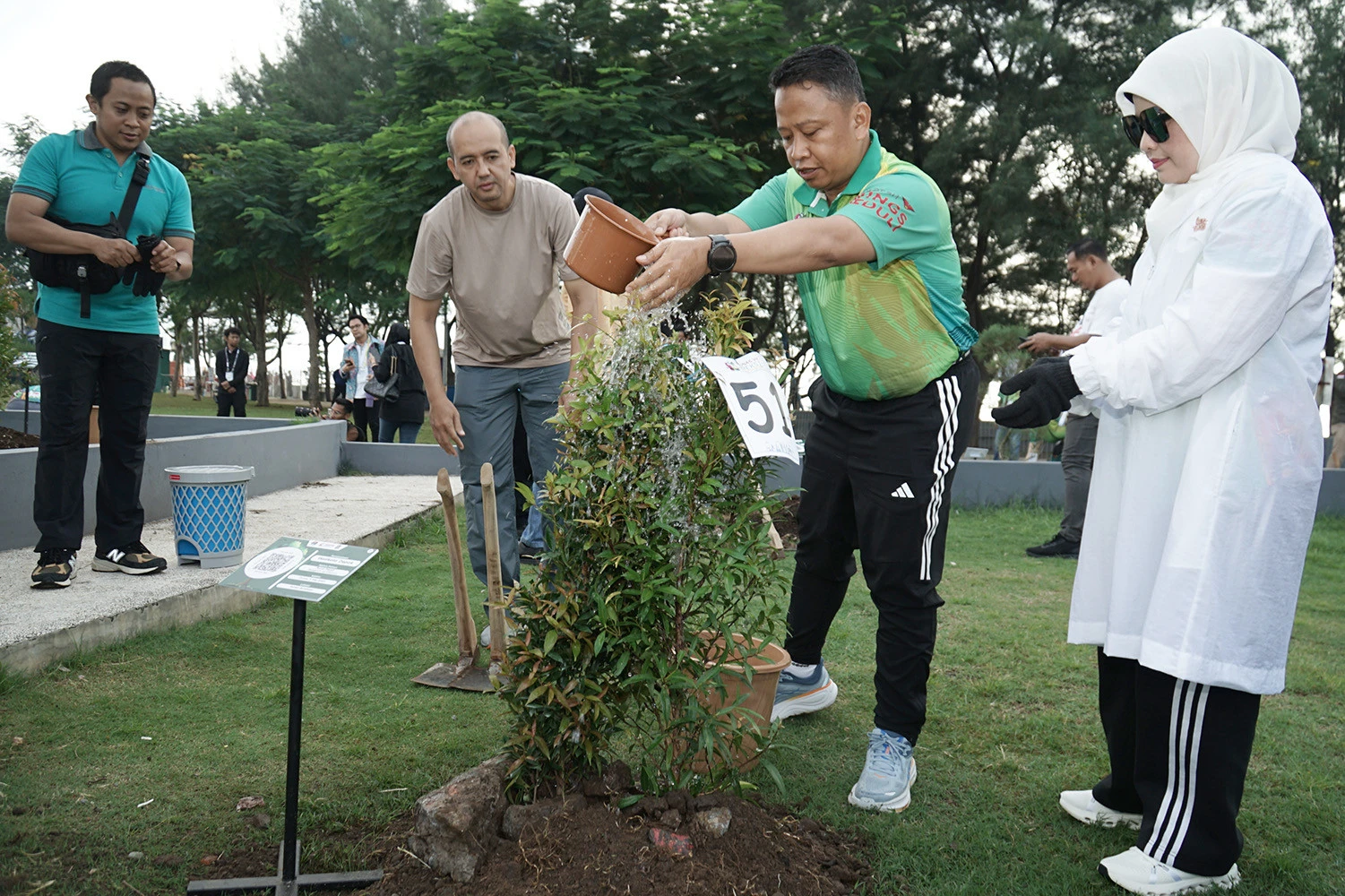 Wujudkan Kepedulian Lingkungan, 98 Wali Kota Tanam Pohon di Taman Suroboyo