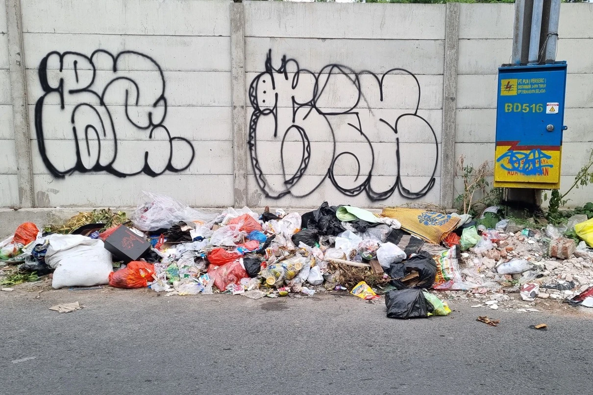 Tumpukan Sampah di Kalibokor Surabaya Kembali Bikin Resah, Warga Minta Pemkot Tegas