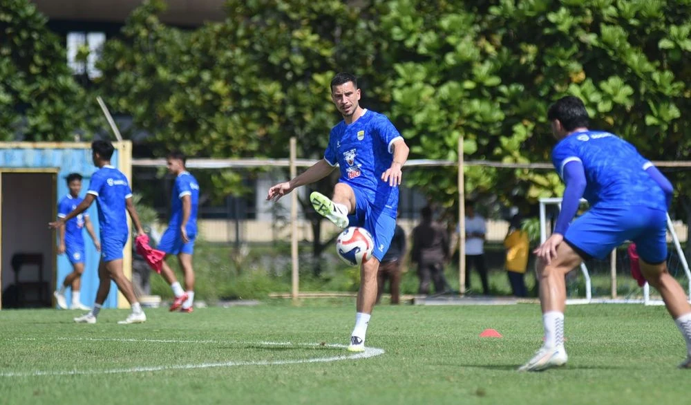 Thom Haye dan Eliano Reijnders Mulai Latihan Perdana bersama Persib